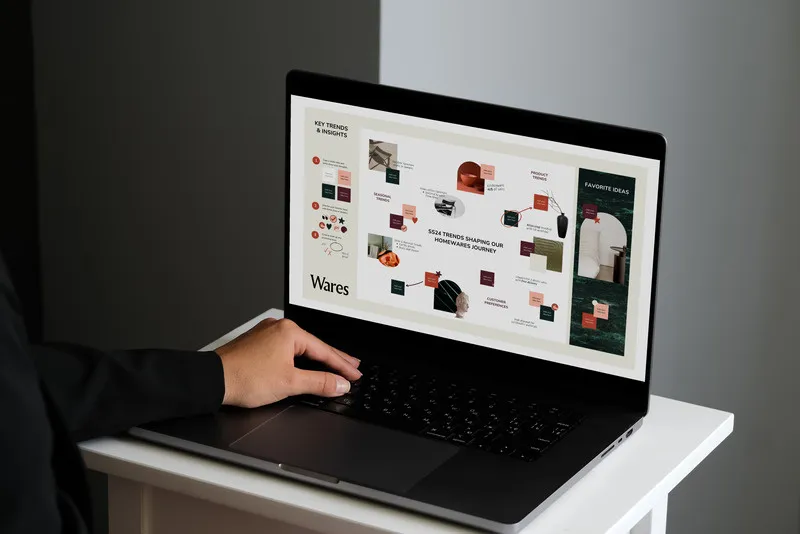 Laptop mostrando contenido de redes sociales