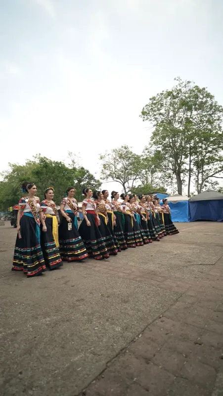 Grupo de baile folclórico en festival