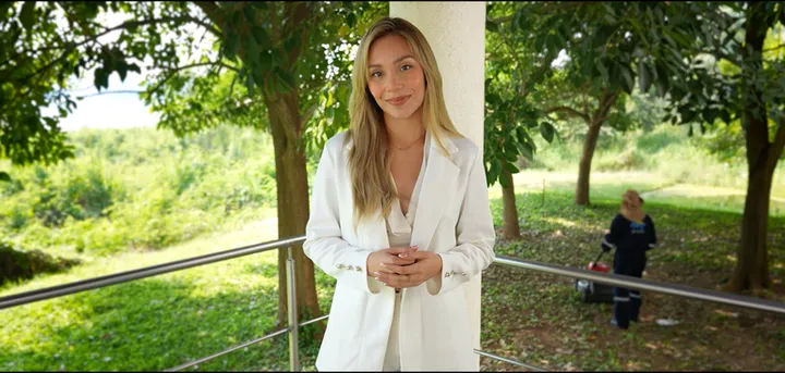 Mujer en un parque, video HERO para HTM
